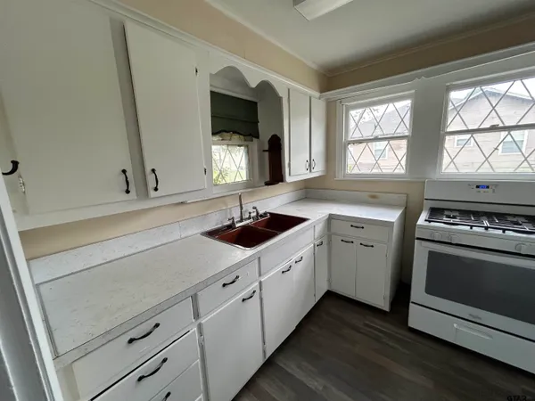 $995 | 402 South Main Street, Quitman, TX 75783