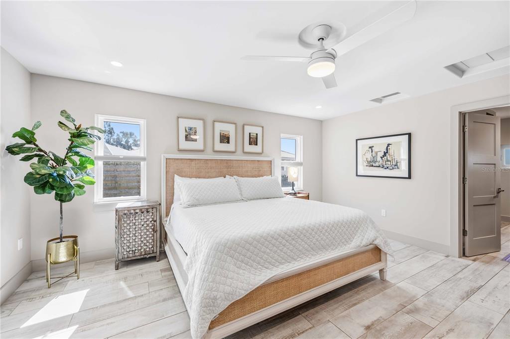 2117 Riviera Drive Sarasota, FL 34232 - Photo 15 of 48