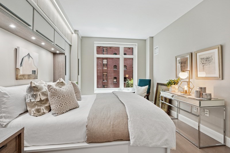 100 Lovejoy Wharf, Unit 5N Boston, MA 02114 - Photo 8 of 23 a bedroom with a large bed and a window