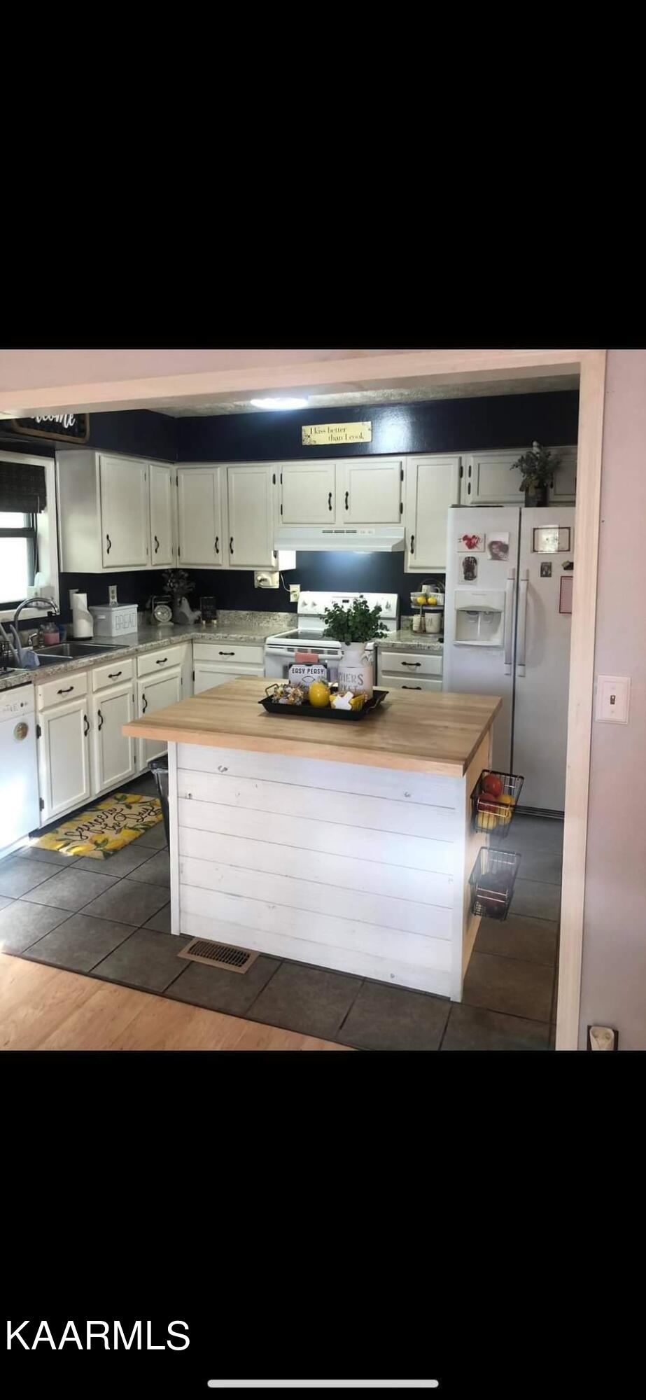 208 Parliament Road Harrogate, TN 37752 - Photo 5 of 12 received_995692997678756