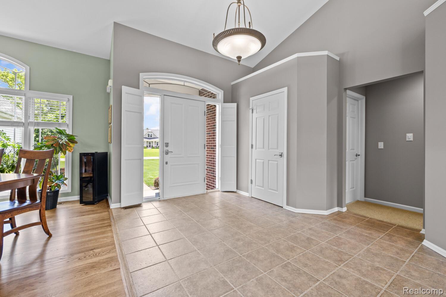 1131 Thorn Ridge Drive Howell, MI 48843 - Photo 3 of 47 07_1131_Thorn_Ridge_Dr8_mls.jpg