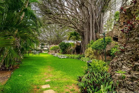 a view of yard with green space