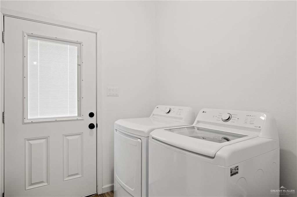 6007 Reymundo Street Edinburg, TX 78542 - Photo 8 of 17 a utility room with dryer and washer