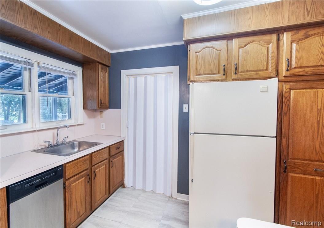 5139 Reymont Road Waterford, MI 48327 - Photo 9 of 27 ReymontRd_5139_Kitchen_04.jpg