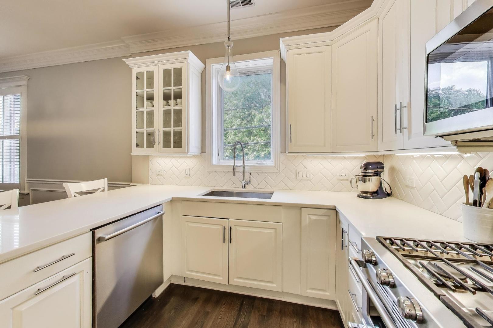 1910 West Addison Street, Unit F Chicago, IL 60613 - Photo 8 of 41