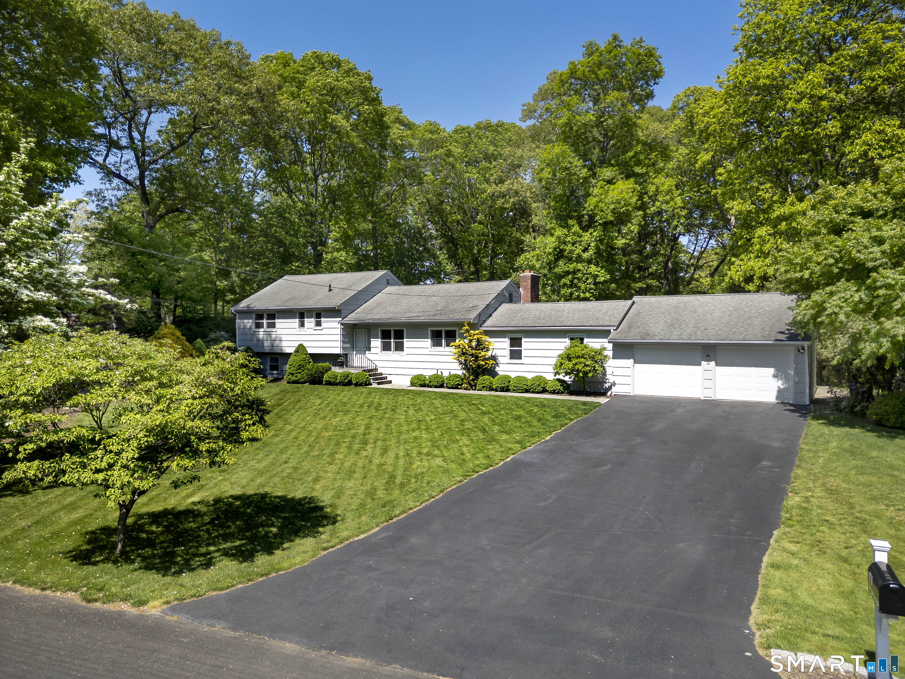 470 Rock Ridge Road Fairfield, CT 06824 - Photo 2 of 40