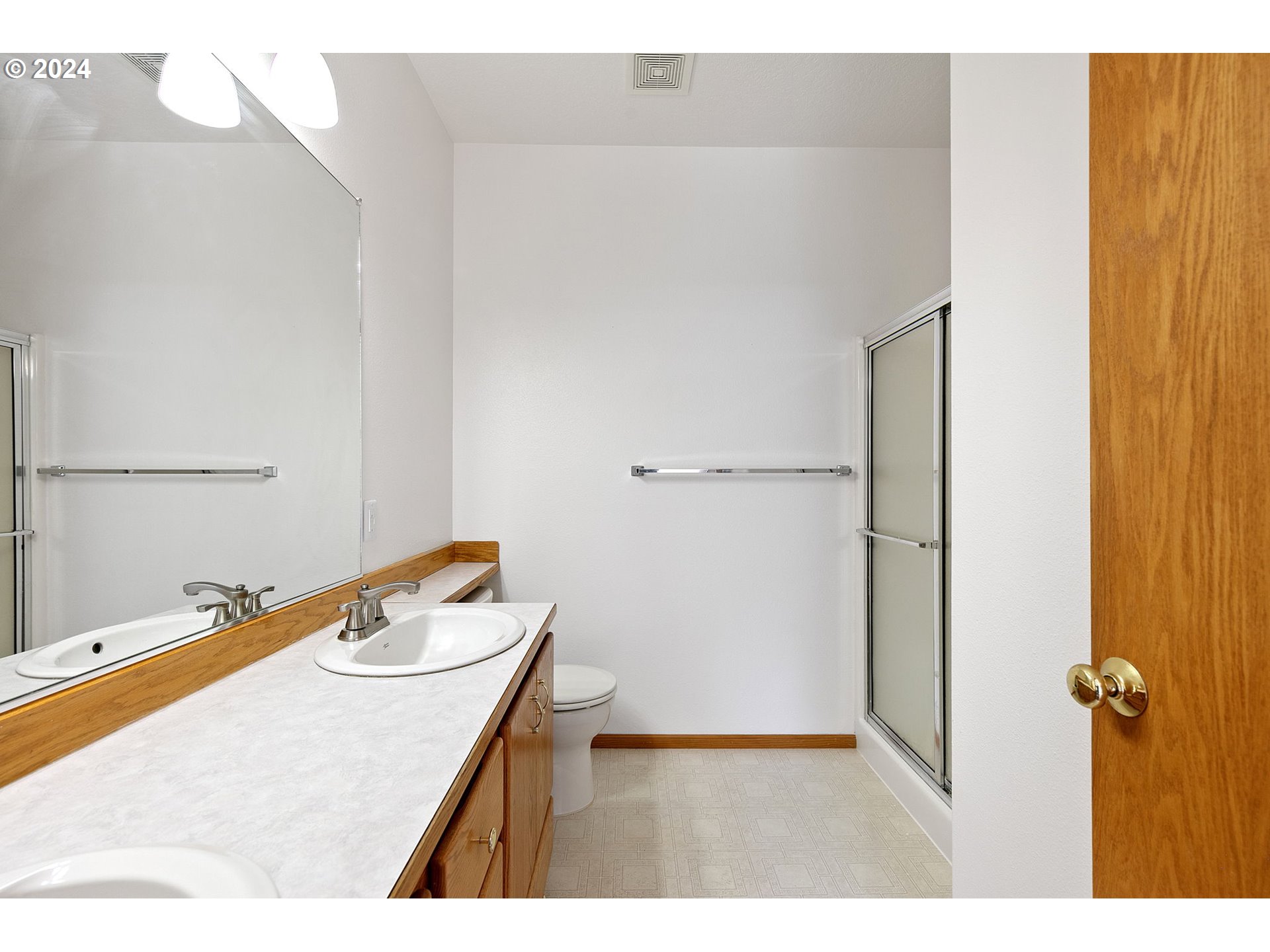 815 R Street Springfield, OR 97477 - Photo 25 of 37 a bathroom with a sink and a mirror