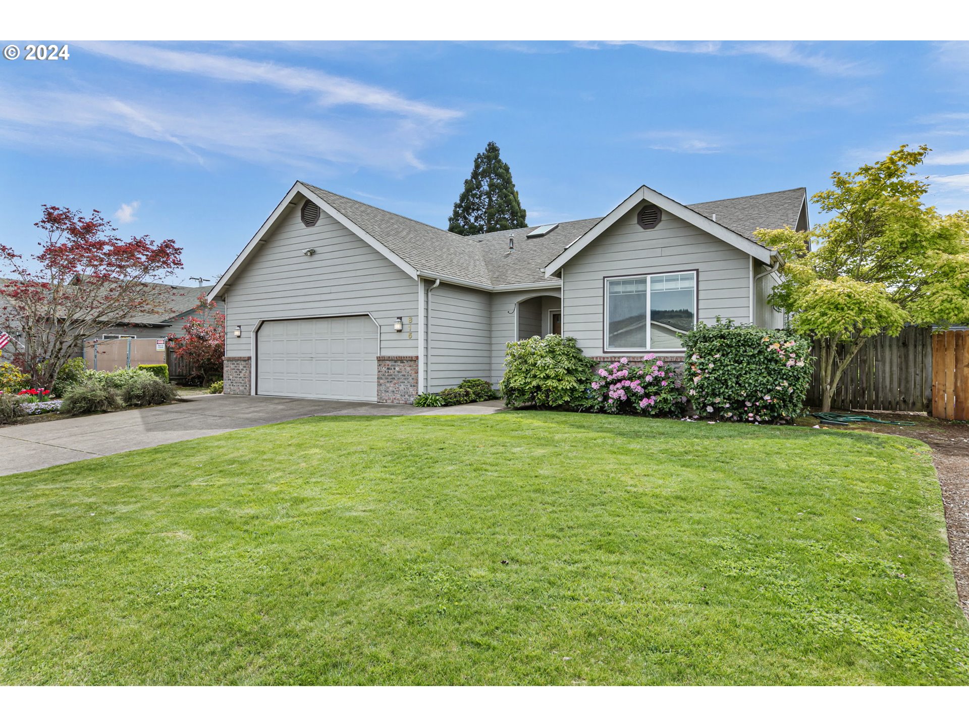 815 R Street Springfield, OR 97477 - Photo 3 of 37 a front view of house with garden