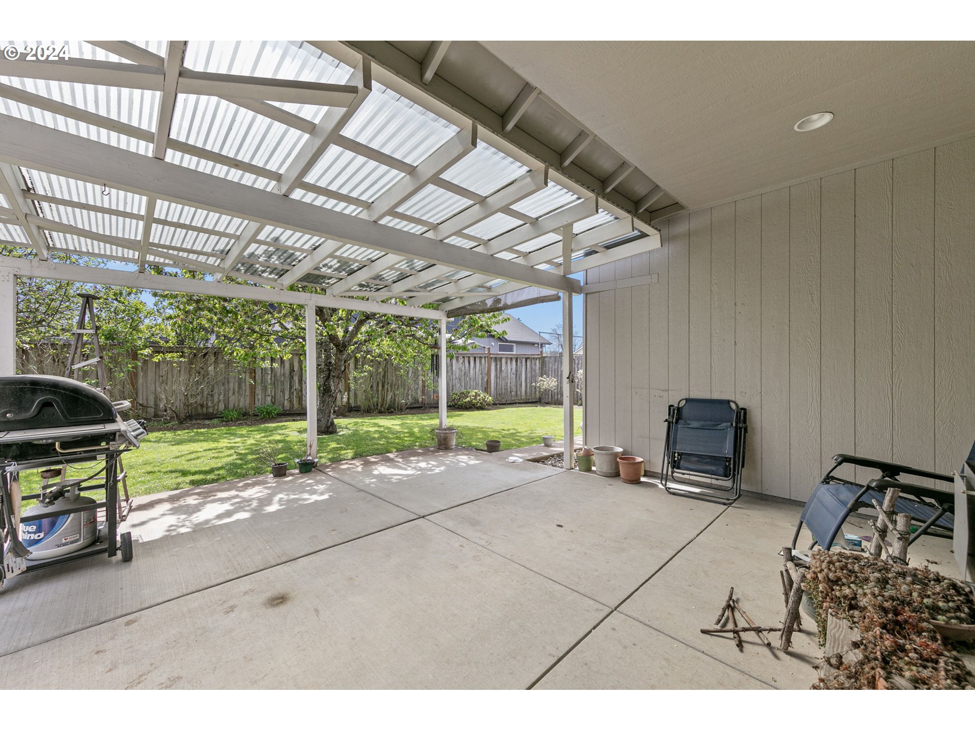 815 R Street Springfield, OR 97477 - Photo 32 of 37 a view of outdoor space with seating area