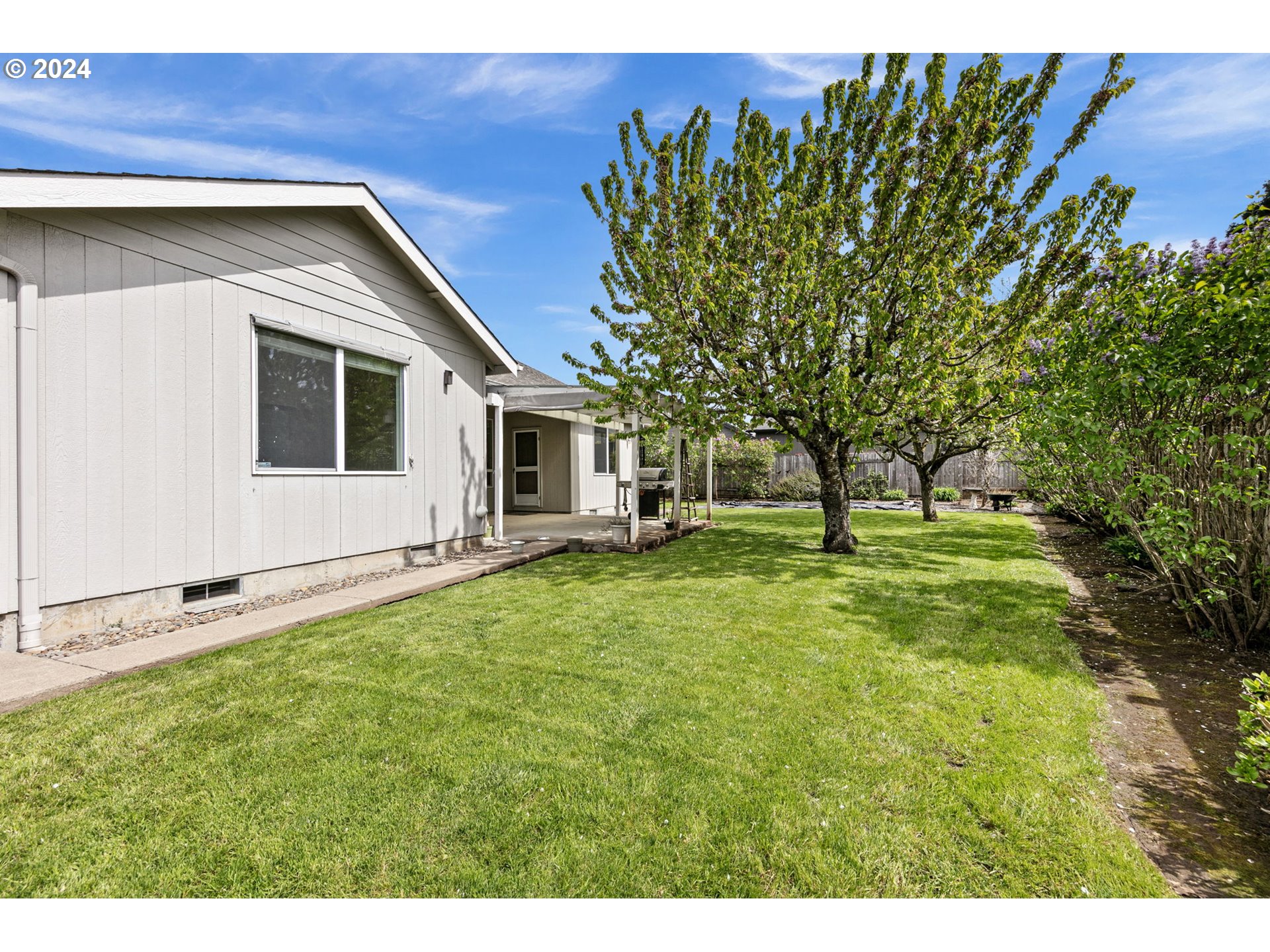 815 R Street Springfield, OR 97477 - Photo 33 of 37 a backyard of a house with table and chairs