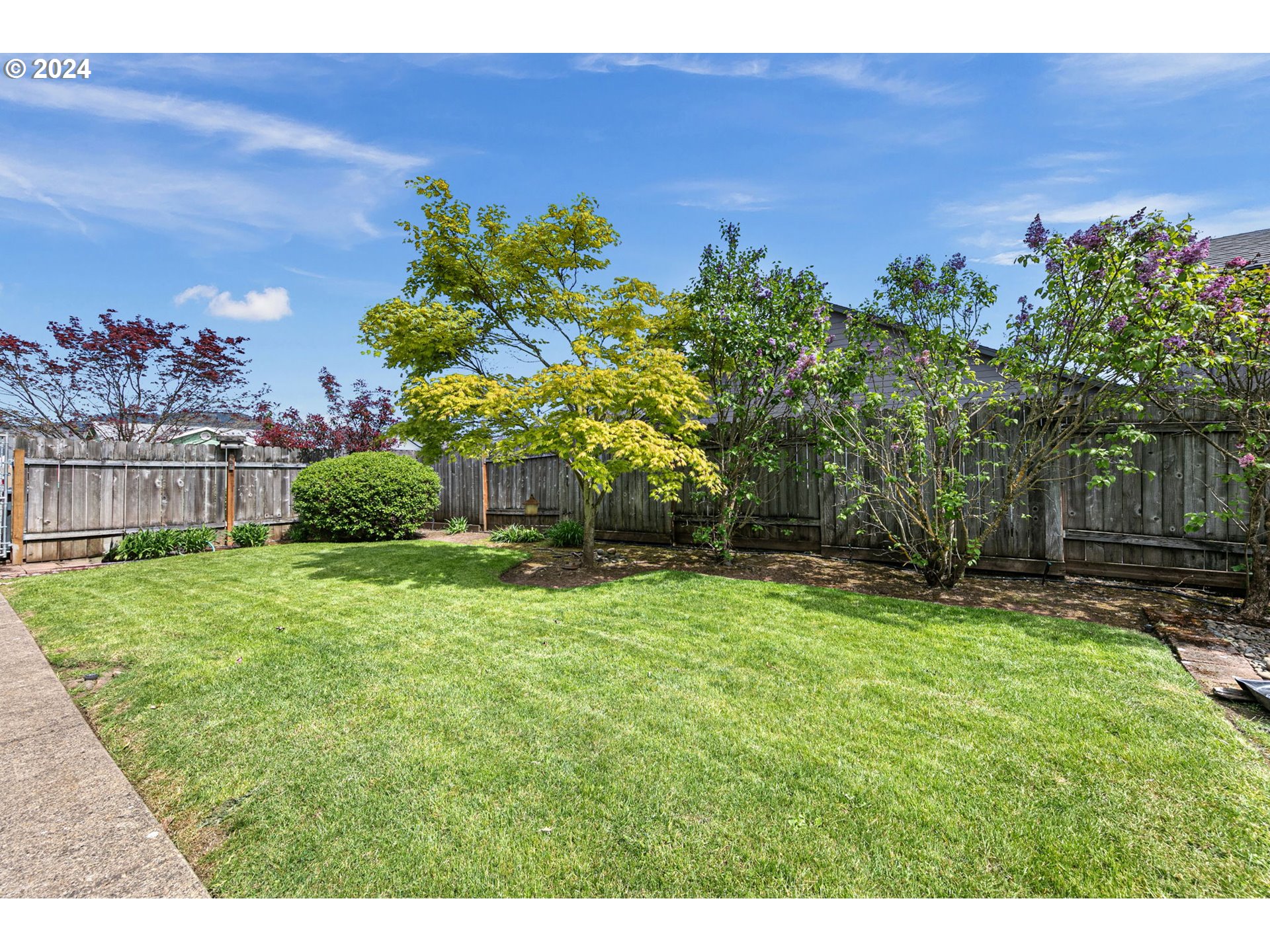 815 R Street Springfield, OR 97477 - Photo 36 of 37 a view of a garden with a building in the background