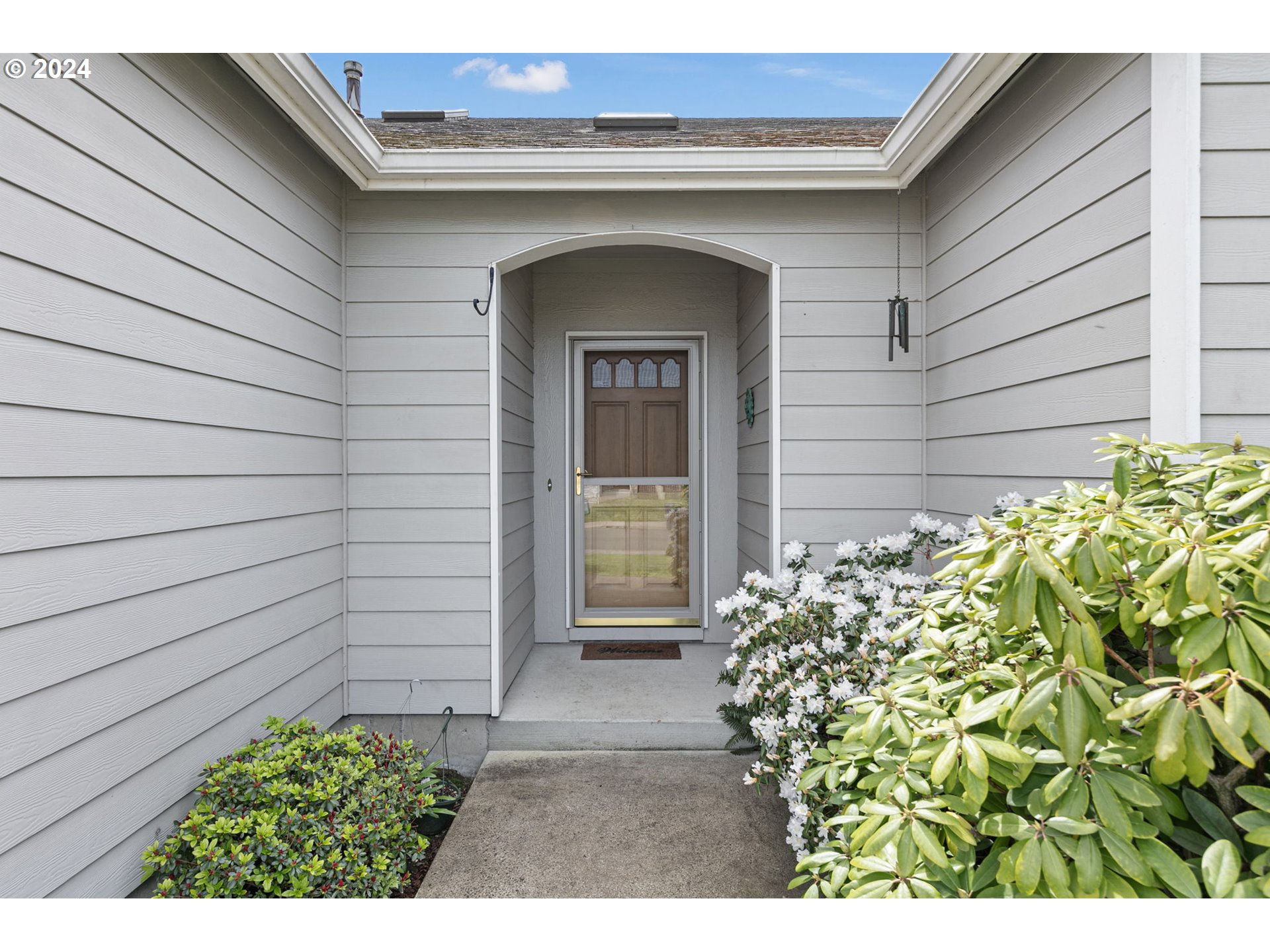 815 R Street Springfield, OR 97477 - Photo 4 of 37 a view of a door of the house