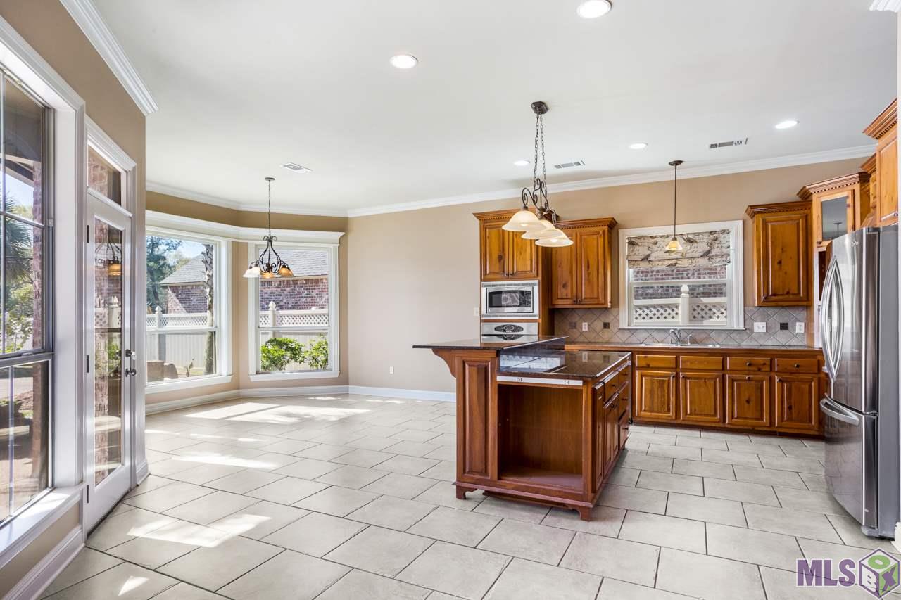 9324 Homestead Drive Baton Rouge, LA 70817 - Photo 10 of 25 Breakfast Area & Kitchen
