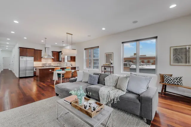 $715,000 | 1169 West Madison Street, Unit 4W, Chicago, IL 60607