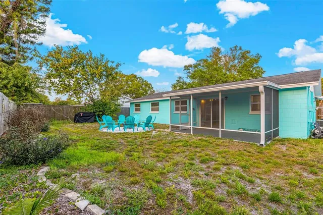 a view of a house with backyard