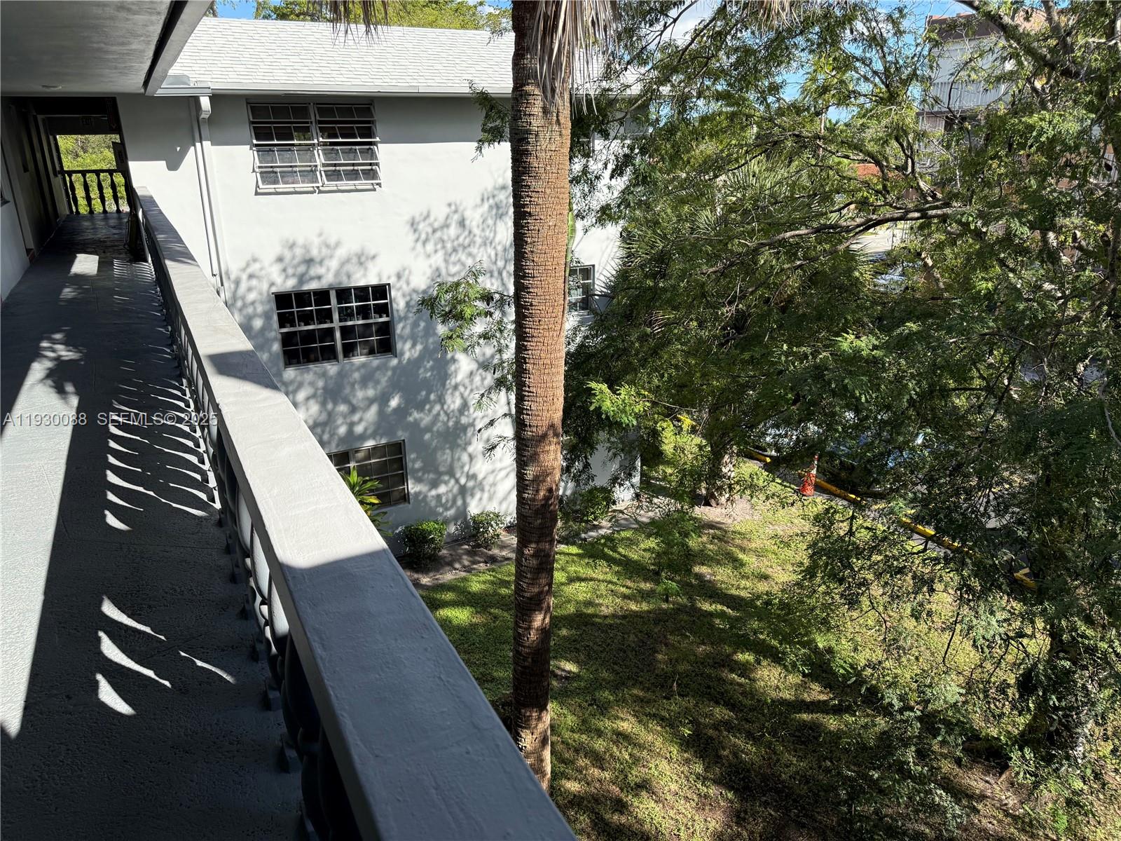 900 Tallwood Avenue, Unit 306 Hollywood, FL 33021 - Photo 26 of 30 a balcony with yard