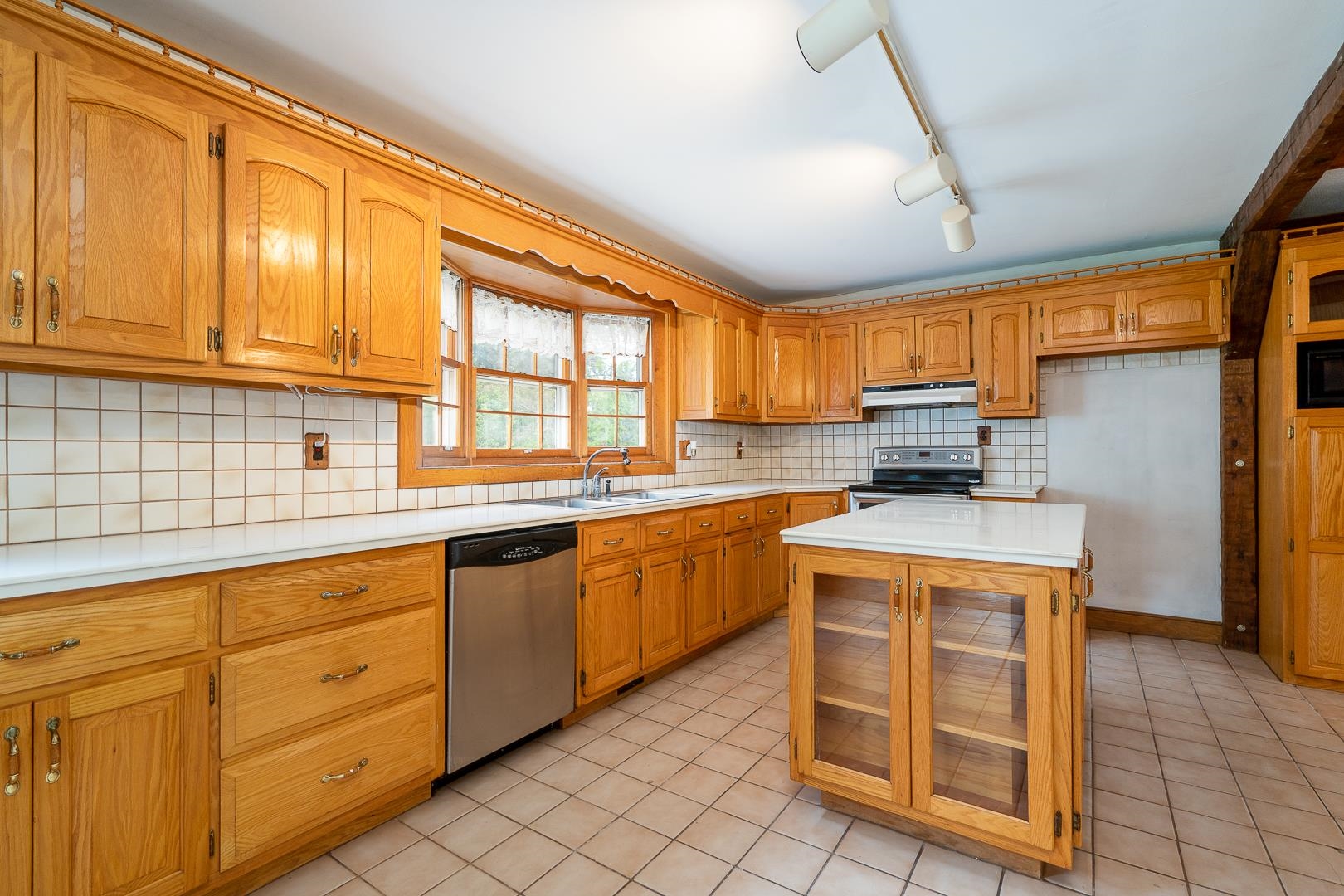 75 Exeter Road Kingston, NH 03848 - Photo 5 of 40