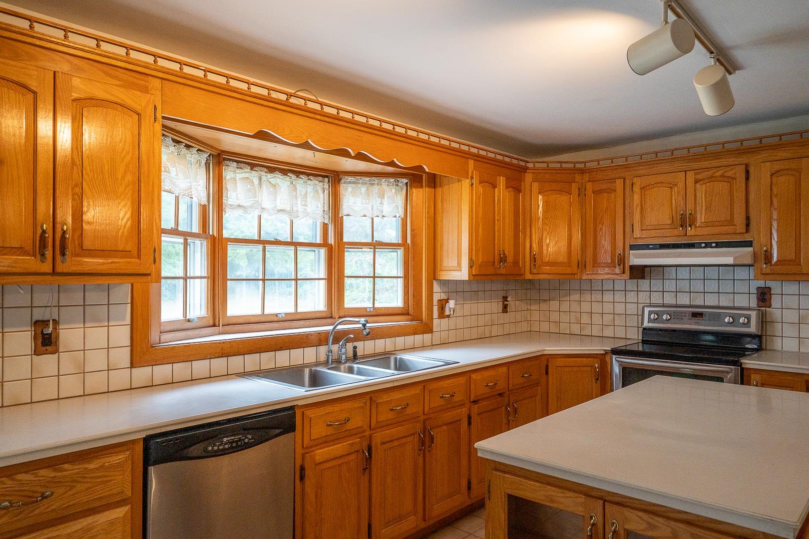 75 Exeter Road Kingston, NH 03848 - Photo 6 of 40