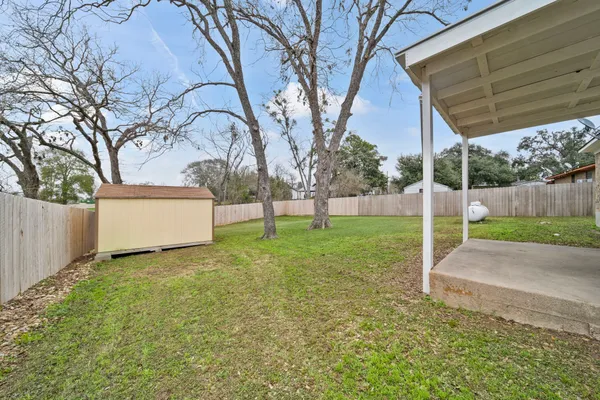 a view of a yard with a house