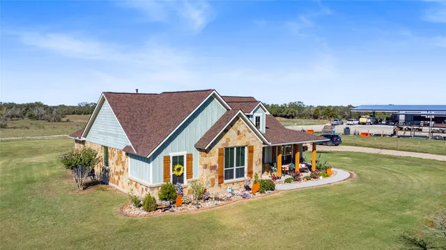 a view of a house with a yard