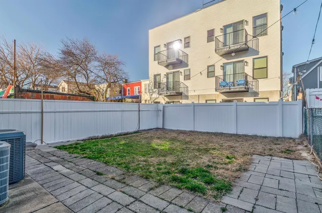 a view of a backyard