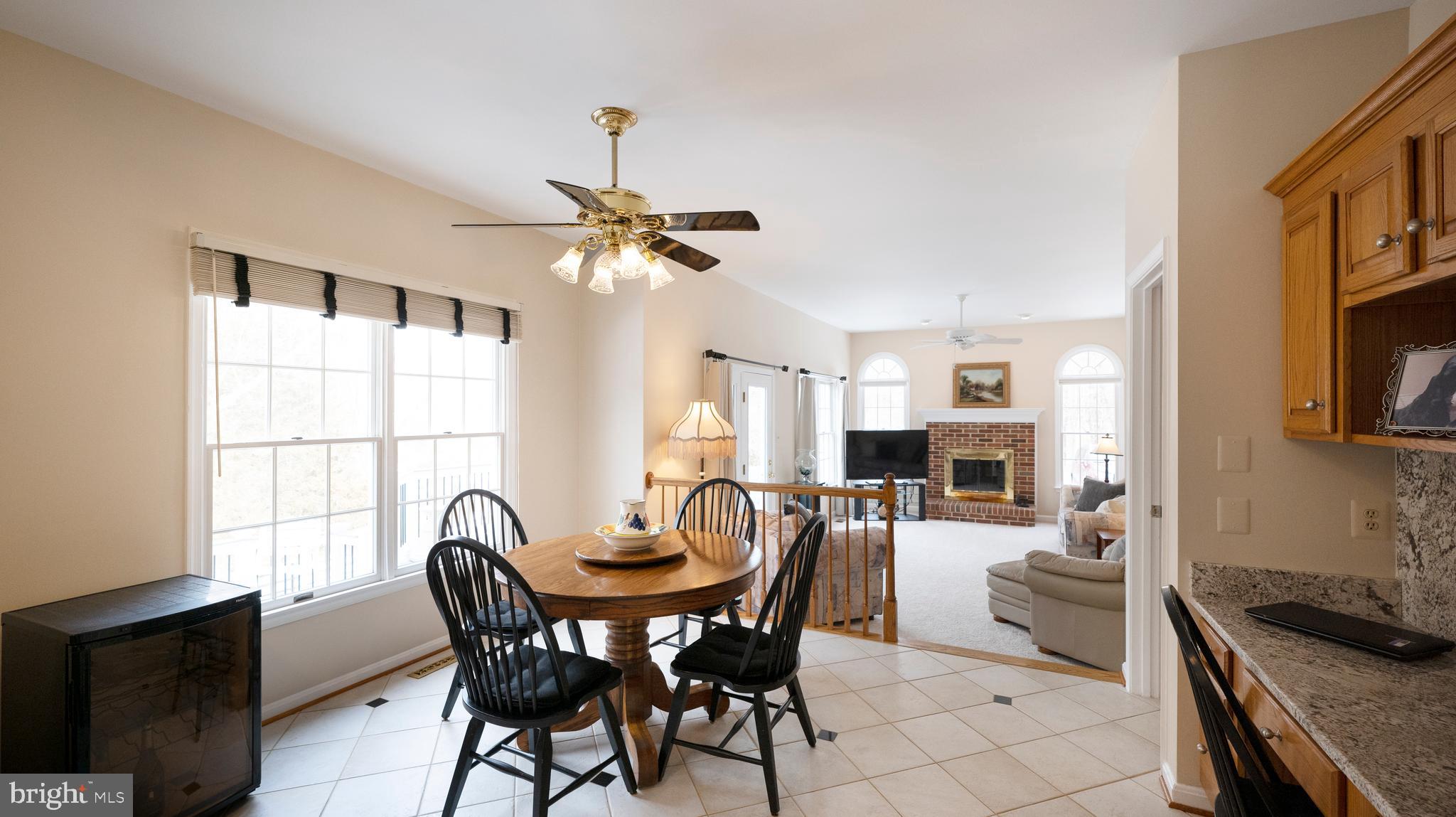 21001 Sunnyacres Road Gaithersburg, MD 20882 - Photo 11 of 48 Breakfast Area/ Desk Hutch