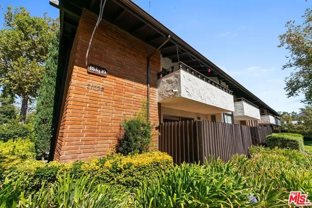 a view of a backyard with plants