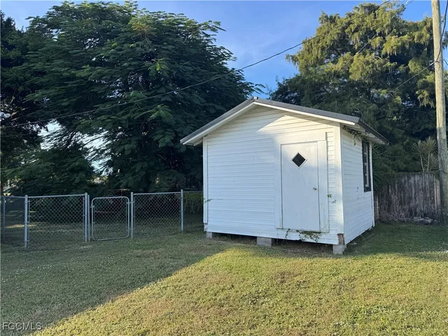 a view of backyard with tub