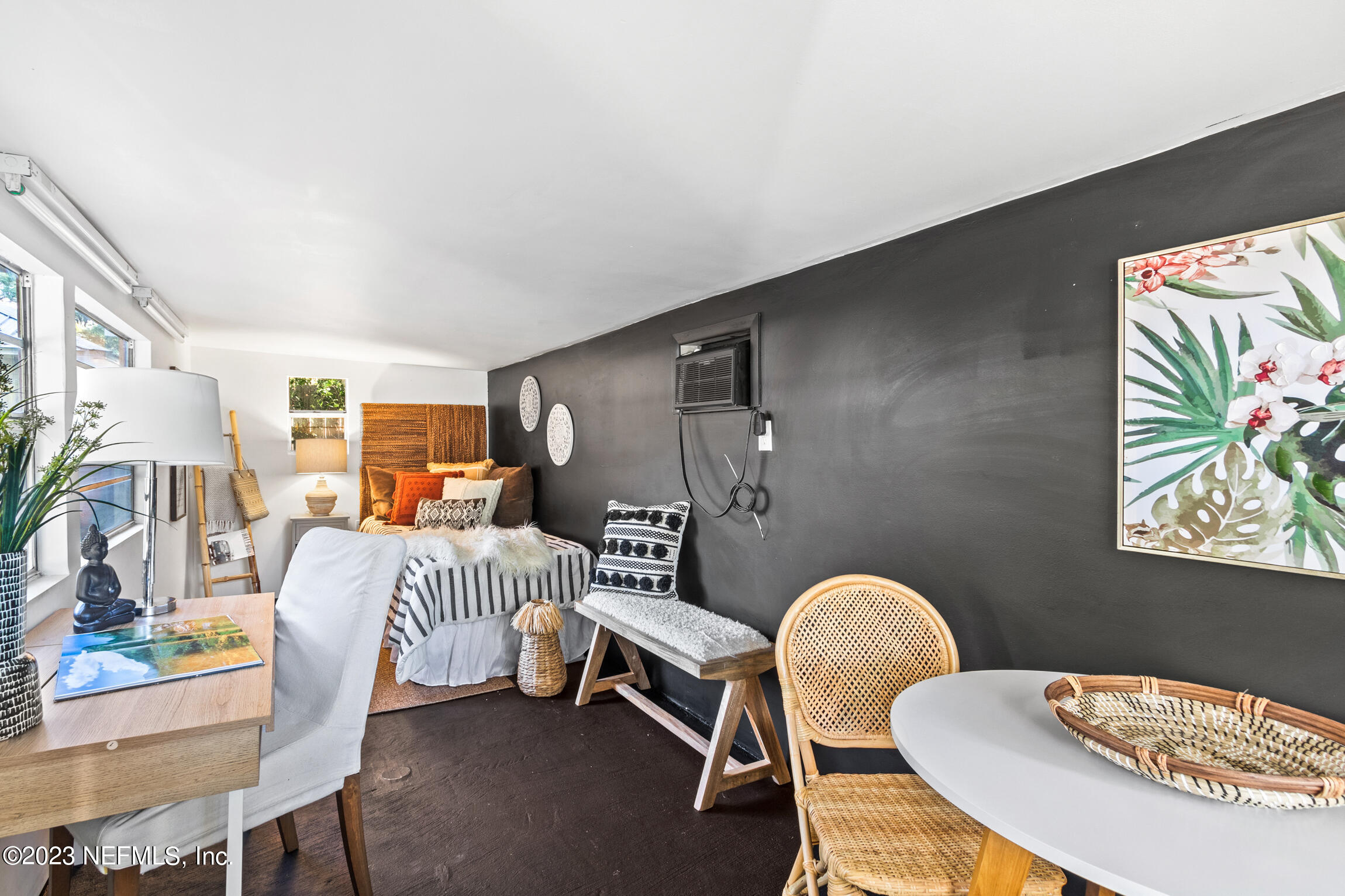 11 Newcomb Street St. Augustine, FL 32084 - Photo 24 of 35 a living room with furniture and a lamp