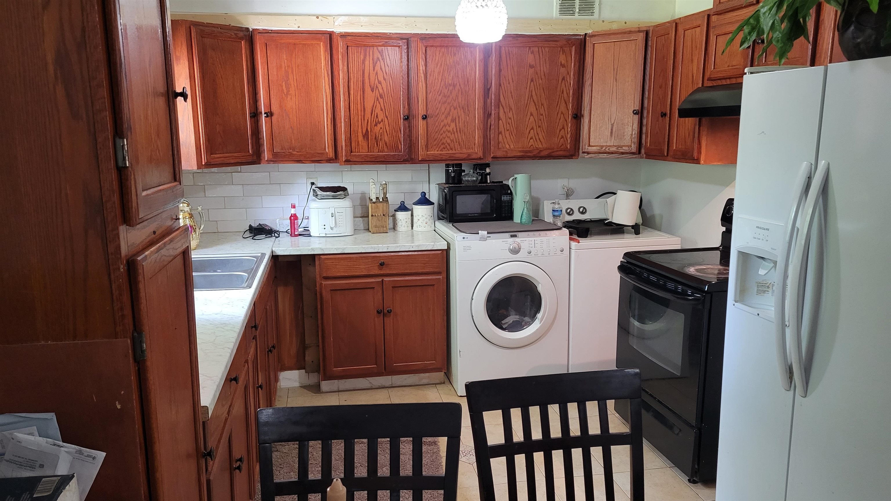 1532 Duke Road Memphis, TN 38108 - Photo 9 of 13 a utility room with dryer and washer