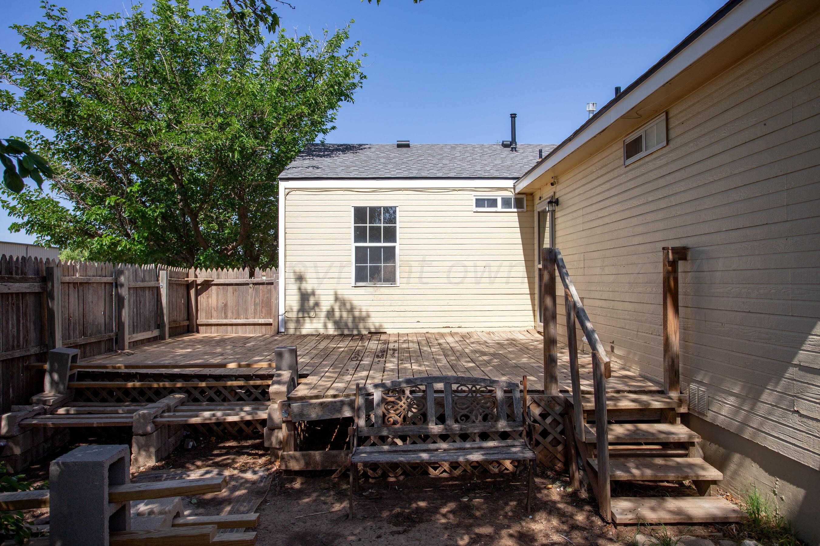 4625 South Travis Street Amarillo, TX 79110 - Photo 21 of 24 a view of a back yard of the house
