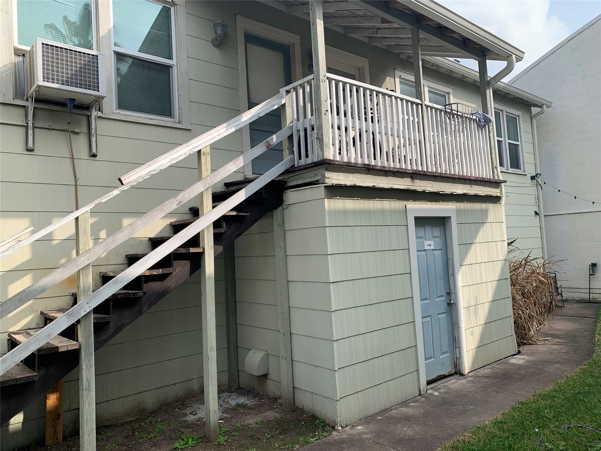 307 Avondale Street, Unit 1 5 Houston, TX 77006 - Photo 19 of 20 View of garage apartment. Notice front porch for potted plants, chair, etc at top of stairs.