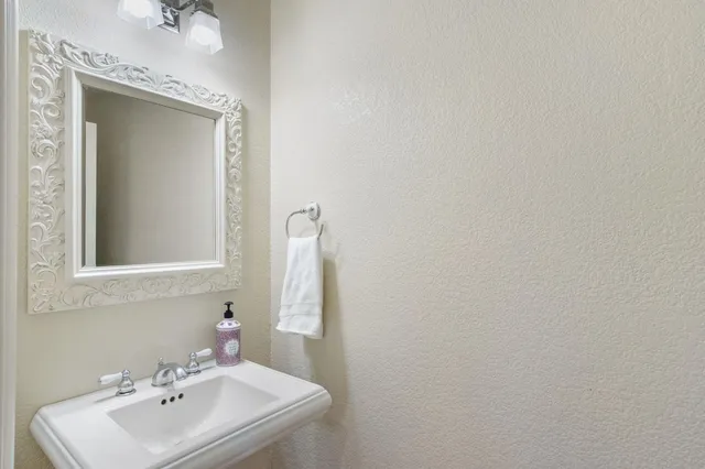 $1,599,999 | 631 East Barnhart Road, Hughson, CA 95326