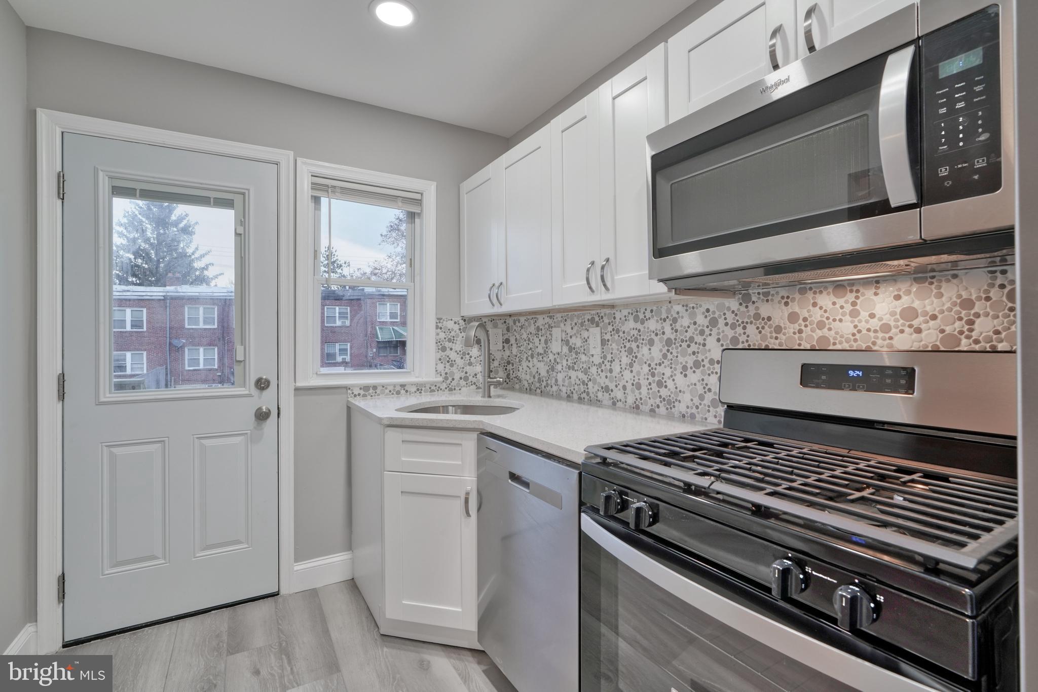 809 Wicklow Road Baltimore, MD 21229 - Photo 3 of 29