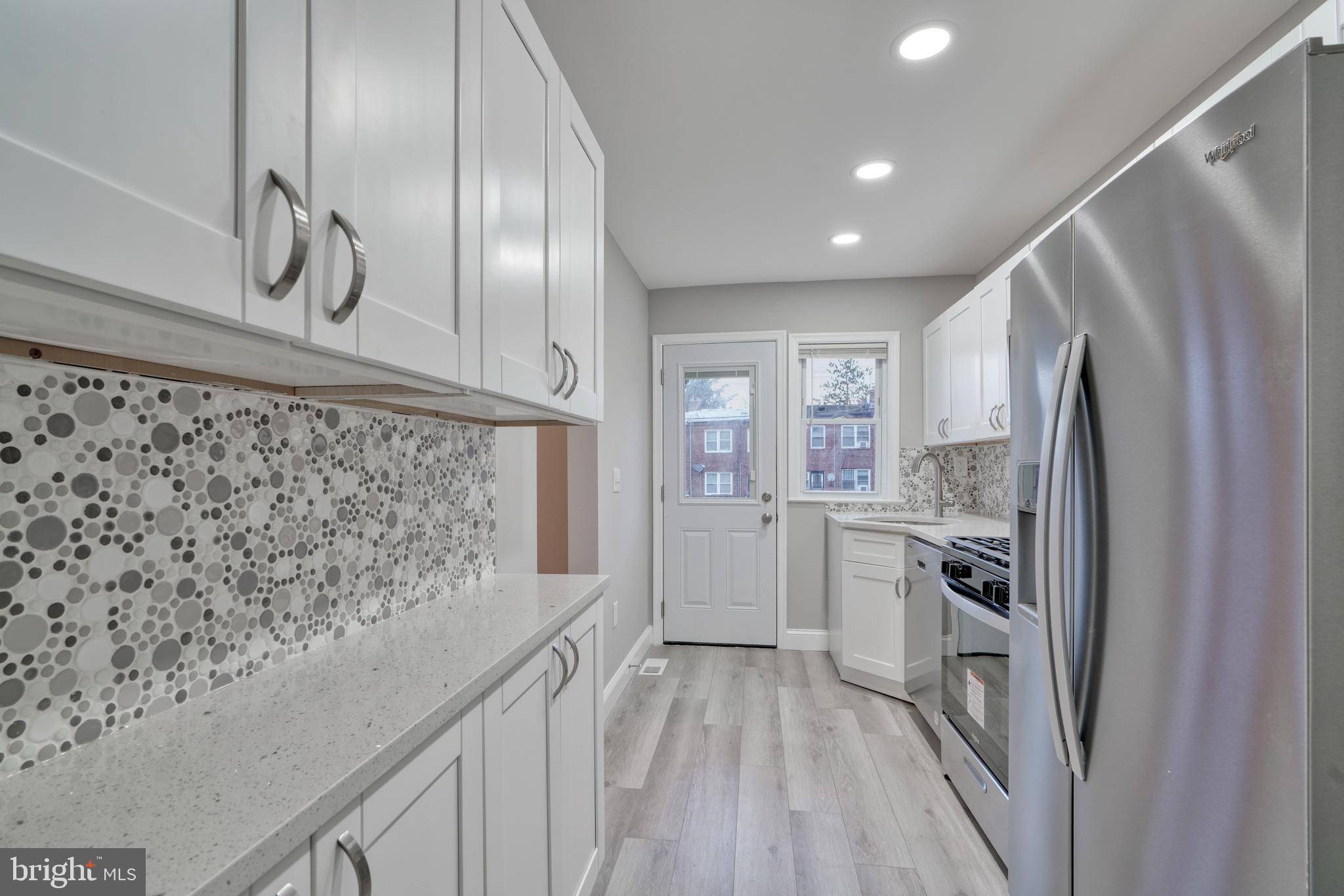 809 Wicklow Road Baltimore, MD 21229 - Photo 4 of 29