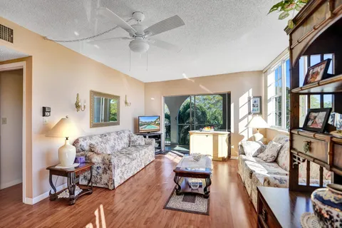 $215,000 | 250 Northeast 20th Street, Unit 3070, Boca Raton, FL 33431