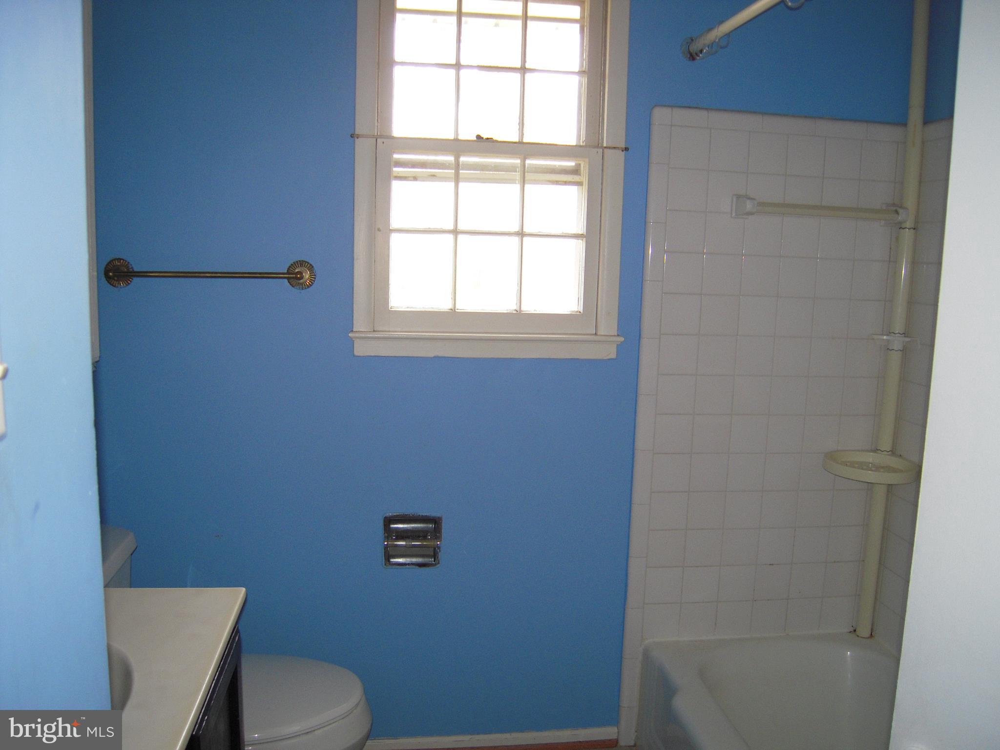 5601 Inverchapel Road Springfield, VA 22151 - Photo 14 of 27 Hallway Bathroom