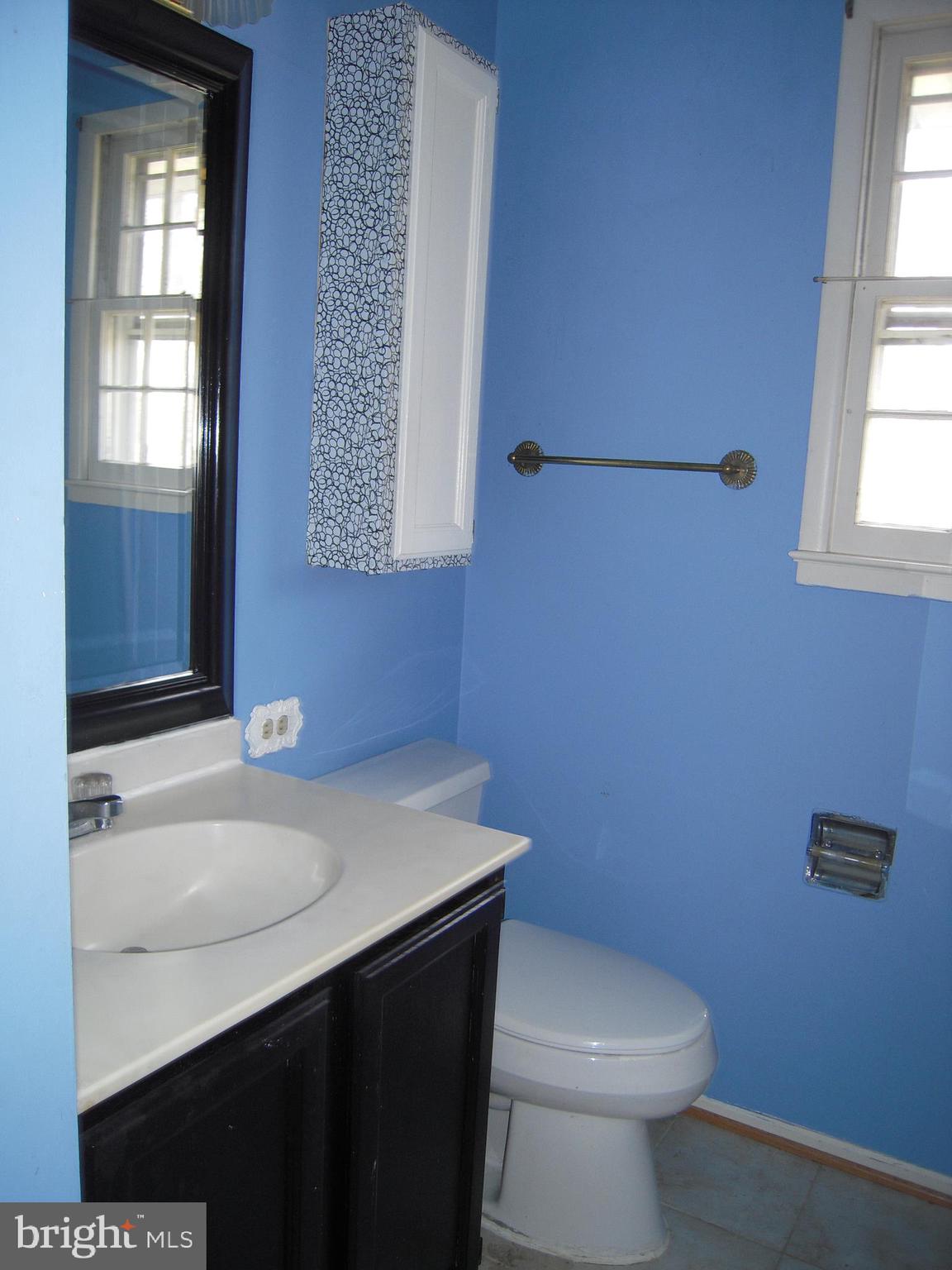 5601 Inverchapel Road Springfield, VA 22151 - Photo 15 of 27 Hallway Bathroom1