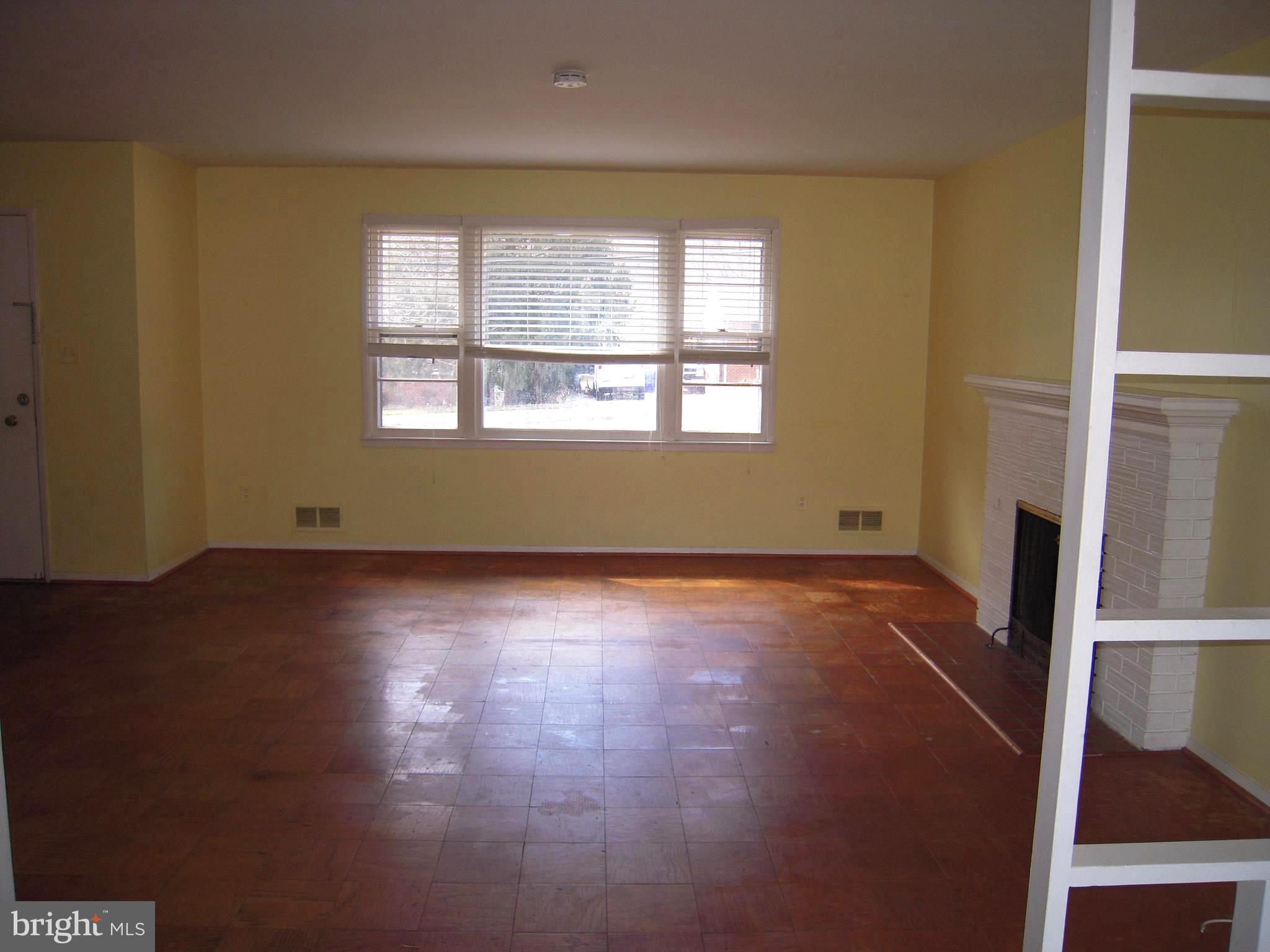 5601 Inverchapel Road Springfield, VA 22151 - Photo 4 of 27 Living Room 2