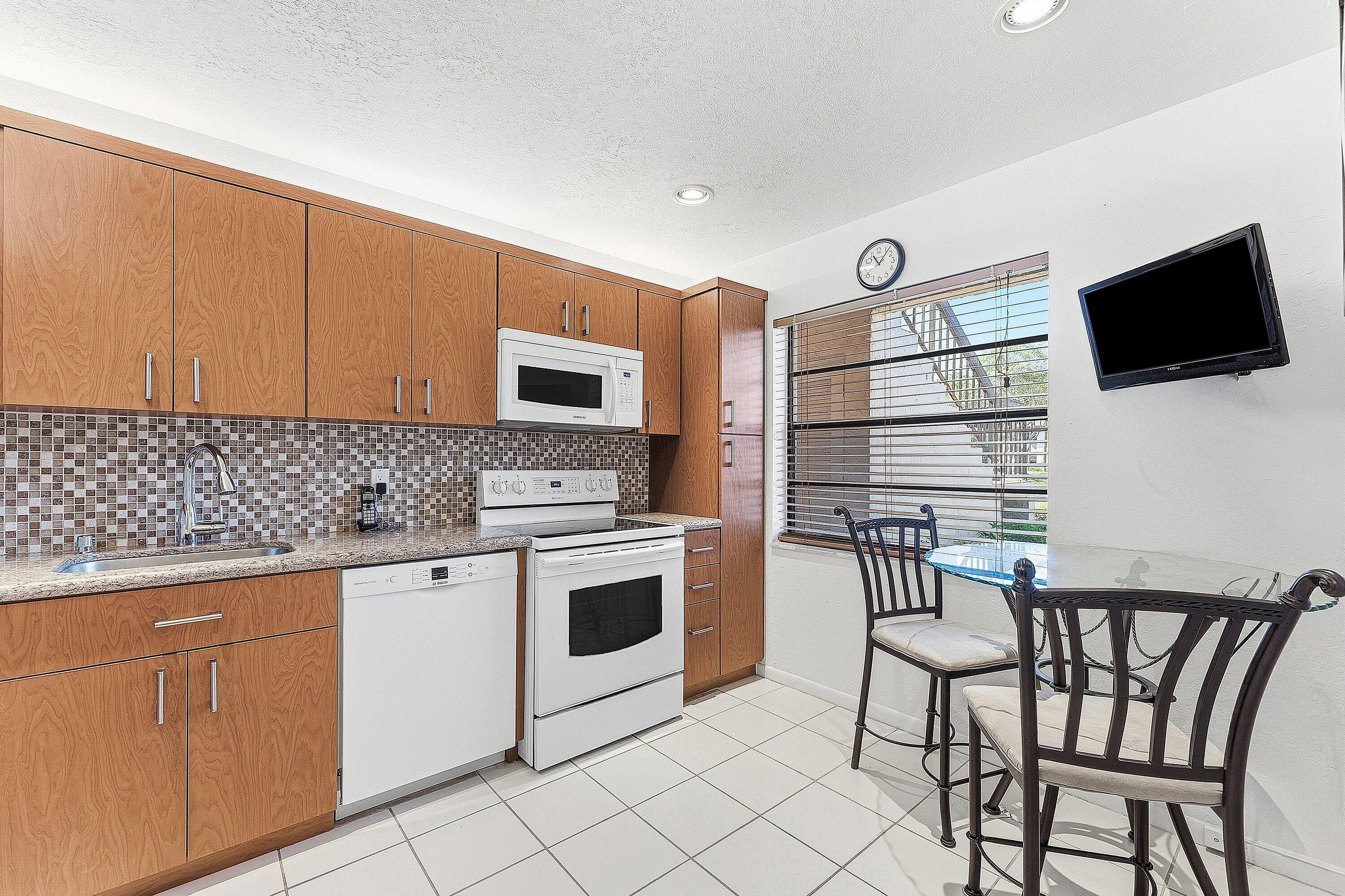 9283 Vista Del Lago Boca Raton, FL 33428 - Photo 4 of 31 006-9283VistaDelLago-G-BocaRaton-FL-3342