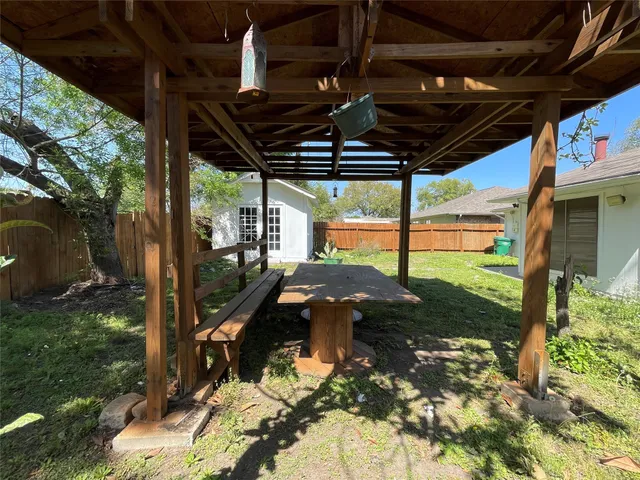 a view of a backyard