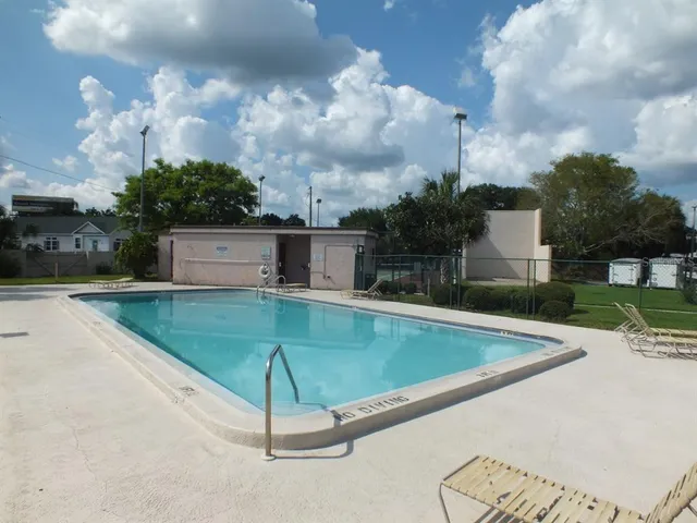 $1,000 | 9209 Tudor Drive, Unit C102, Tampa, FL 33615