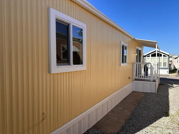 a view of a house with backyard
