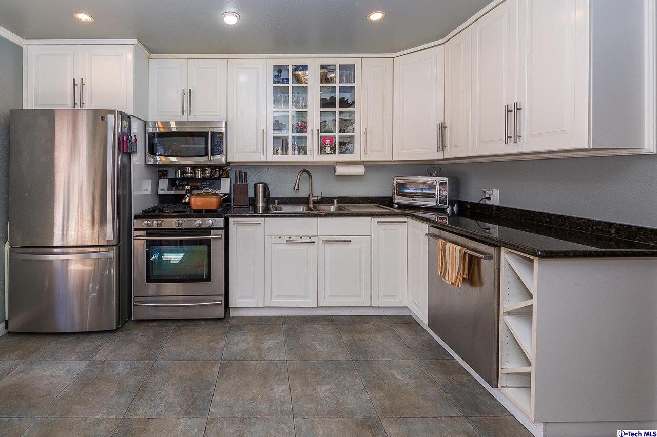 6801 Mammoth Avenue, Unit 13 Van Nuys, CA 91405 - Photo 2 of 26