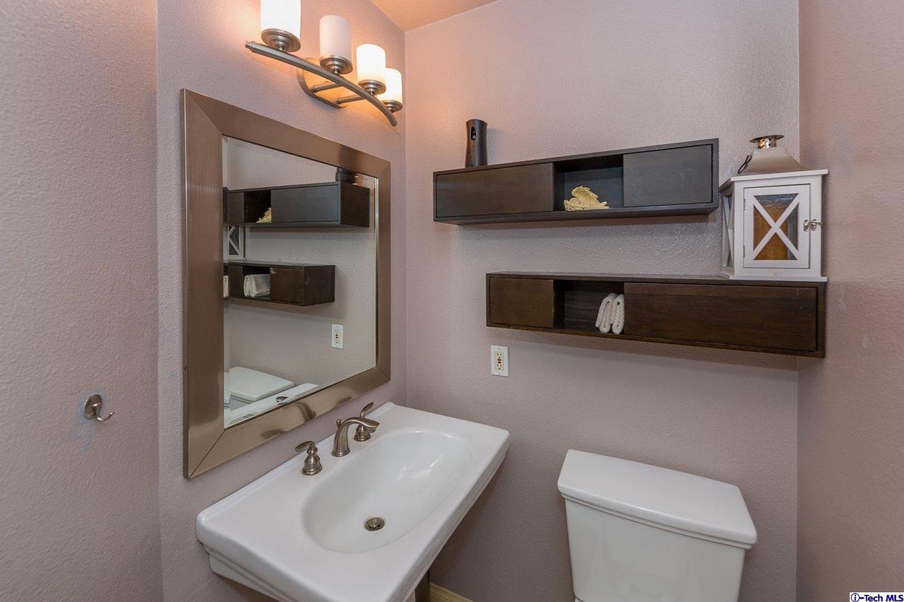 6801 Mammoth Avenue, Unit 13 Van Nuys, CA 91405 - Photo 13 of 26