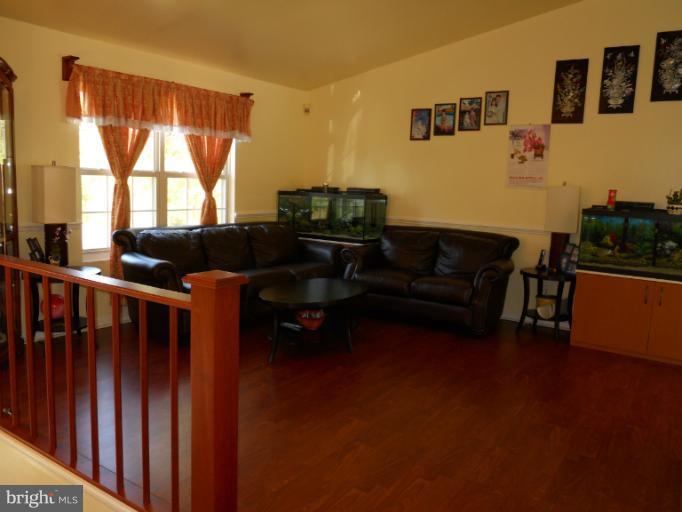 10106 Annapolis Road Lanham, MD 20706 - Photo 2 of 20 Living Room