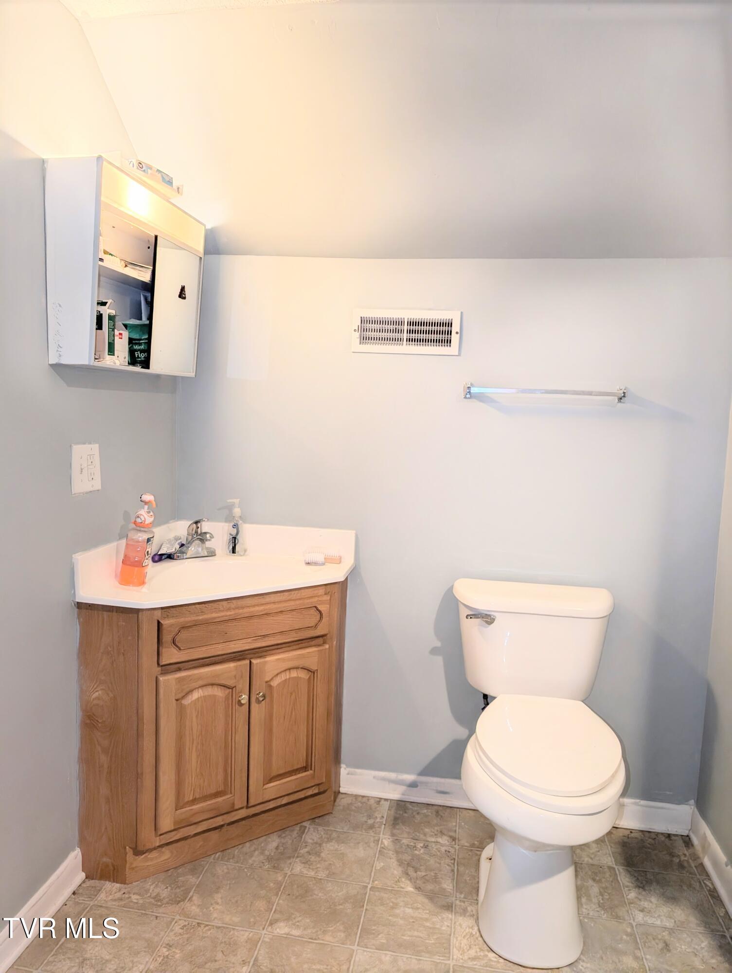 282 Walnut Hill Road Bristol, TN 37620 - Photo 18 of 22 2633