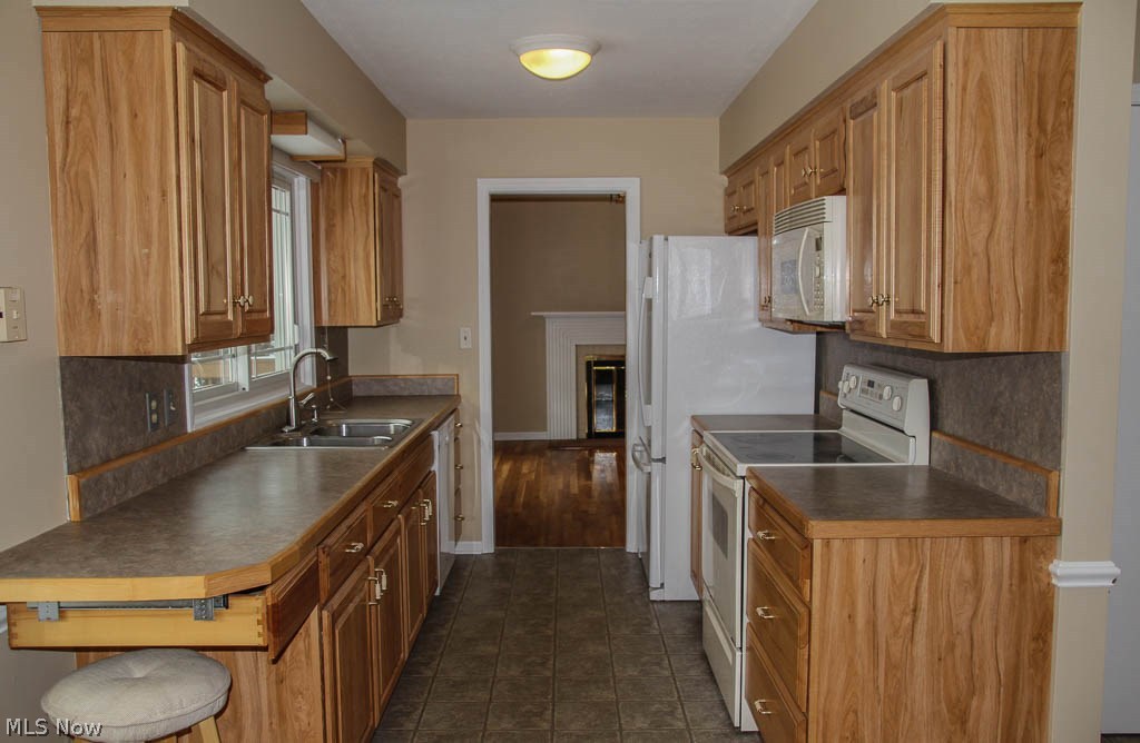208 Harmon Road Aurora, OH 44202 - Photo 11 of 35 Kraftmaid cabinetry and newer flooring!