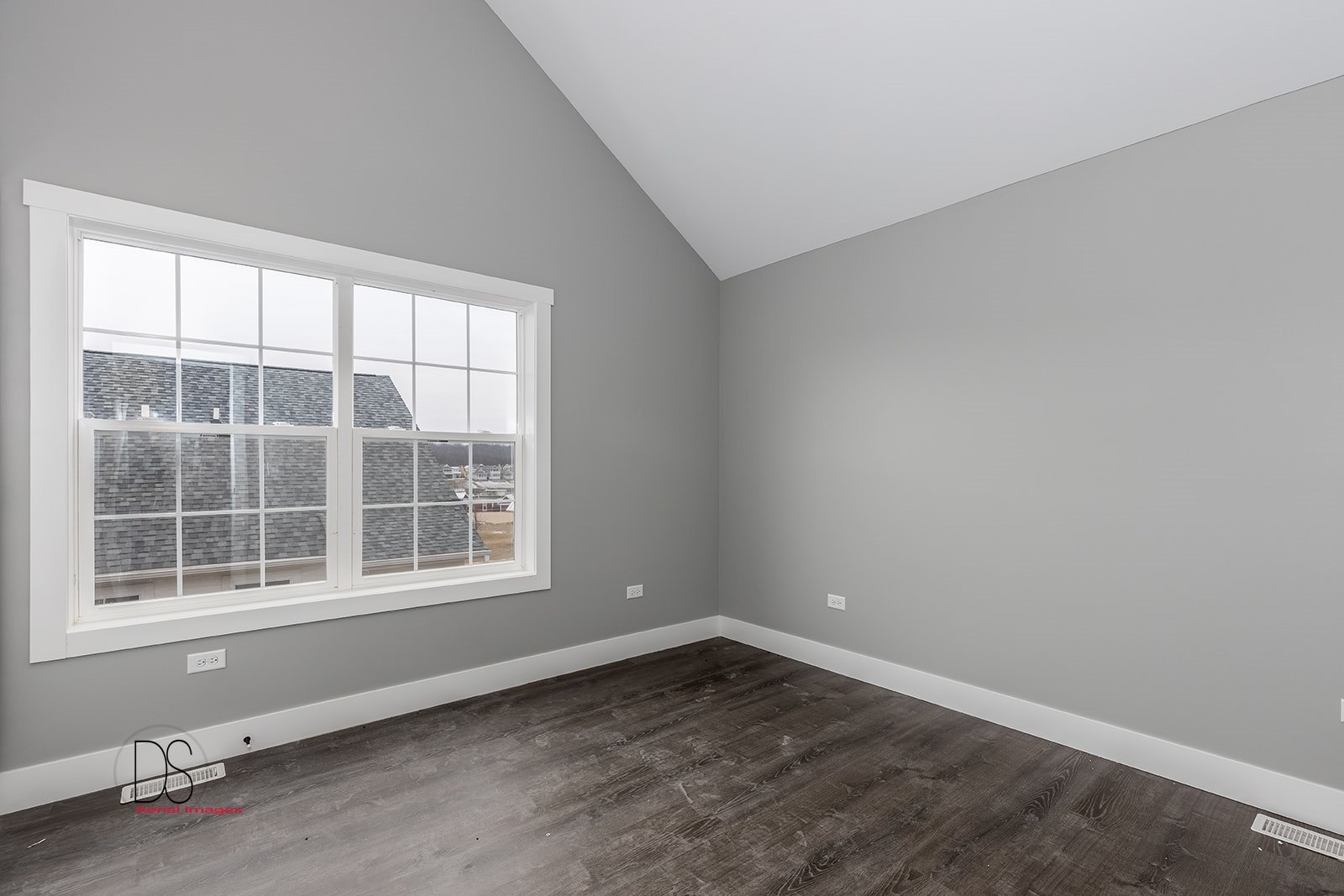 100 Great Loop E Drive, Unit 54 Ottawa, IL 61350 - Photo 6 of 14 an empty room with a window