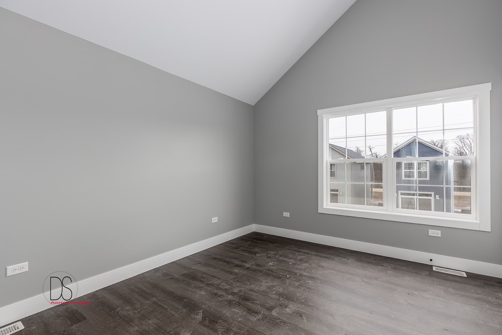 100 Great Loop E Drive, Unit 54 Ottawa, IL 61350 - Photo 9 of 14 an empty room with a window